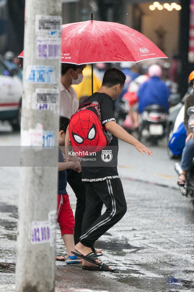 Độc quyền: Im lặng giữa t&acirc;m b&atilde;o scandal, Trương Quỳnh Anh ở nh&agrave; chờ Tim đ&oacute;n con trai đi học về - Ảnh 5.