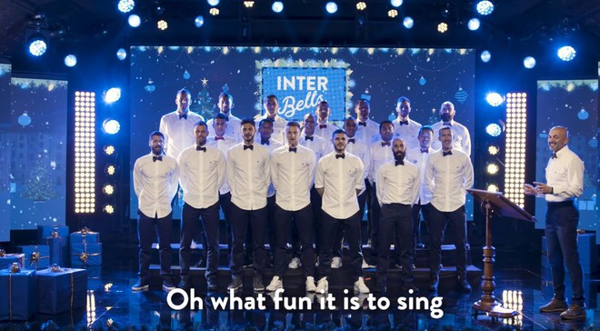 D&agrave;n trai đẹp Inter Milan diện sơ mi trắng, h&aacute;t nhạc Gi&aacute;ng sinh - Ảnh 2.
