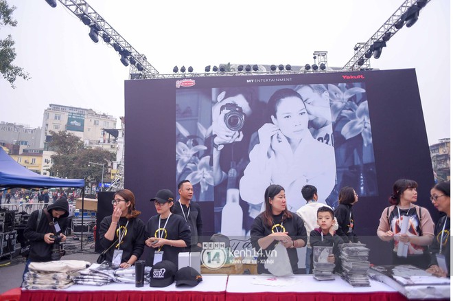 Fan Mỹ T&acirc;m xếp h&agrave;ng d&agrave;i ở phố đi bộ Hồ Gươm chờ k&yacute; tặng từ sớm, nhảy flashmob vũ điệu say rượu tưng bừng - Ảnh 6.