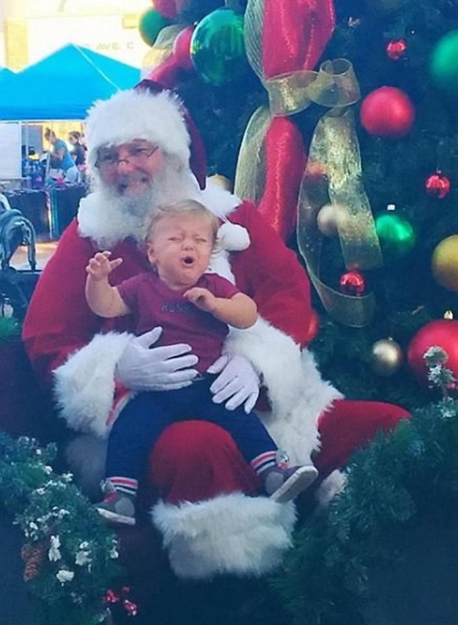 Khu&ocirc;n mặt đau khổ của 13 em b&eacute; tr&aacute;i kho&aacute;y kh&ocirc;ng th&iacute;ch Noel t&yacute; n&agrave;o - Ảnh 9.