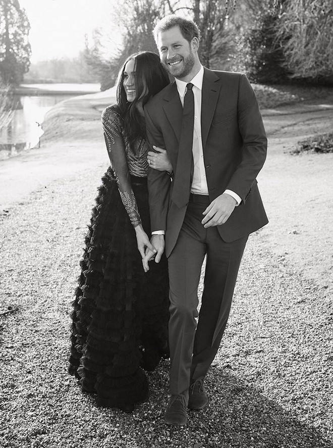 Chụp ảnh đ&iacute;nh h&ocirc;n, c&ocirc;ng nương tương lai Meghan Markle chơi lớn chọn v&aacute;y h&agrave;ng hiệu đắt gấp 241 lần v&aacute;y của Kate Middleton - Ảnh 3.