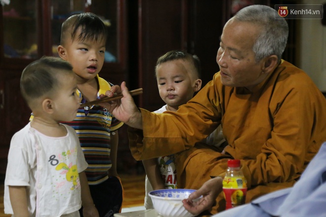 Sư cô bị tố bỏ đói trẻ mồ côi, để các bé nằm ngủ trên nền nhà dơ bẩn: Ở Tịnh xá đầy đủ nhu yếu phẩm, chỉ thiếu bảo mẫu - Ảnh 10.