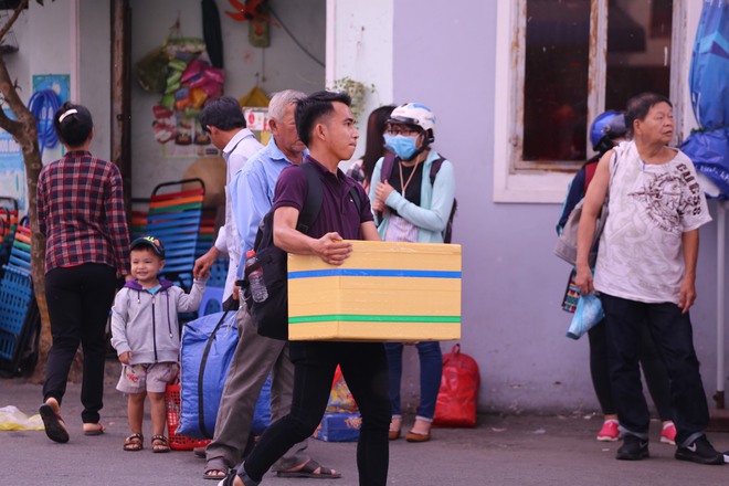Kết thúc kỳ nghỉ lễ, người dân lỉnh kỉnh đồ đạc, mang theo trẻ nhỏ ùn ùn trở lại Hà Nội và Sài Gòn - Ảnh 27.