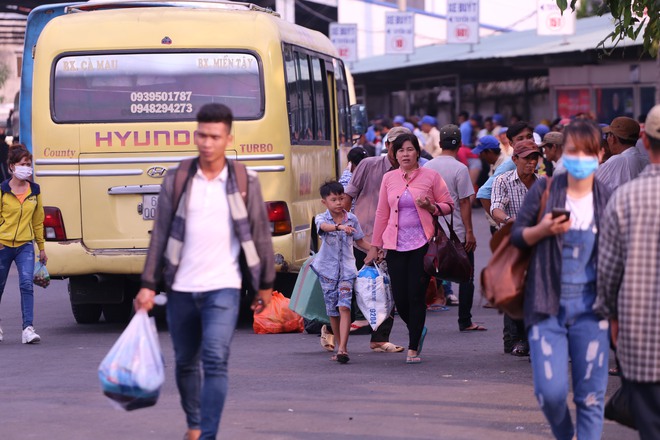 Kết thúc kỳ nghỉ lễ, người dân lỉnh kỉnh đồ đạc, mang theo trẻ nhỏ ùn ùn trở lại Hà Nội và Sài Gòn - Ảnh 26.