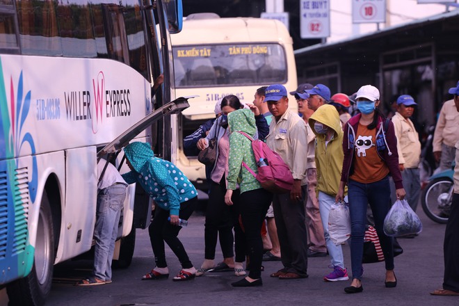 Kết thúc kỳ nghỉ lễ, người dân lỉnh kỉnh đồ đạc, mang theo trẻ nhỏ ùn ùn trở lại Hà Nội và Sài Gòn - Ảnh 25.