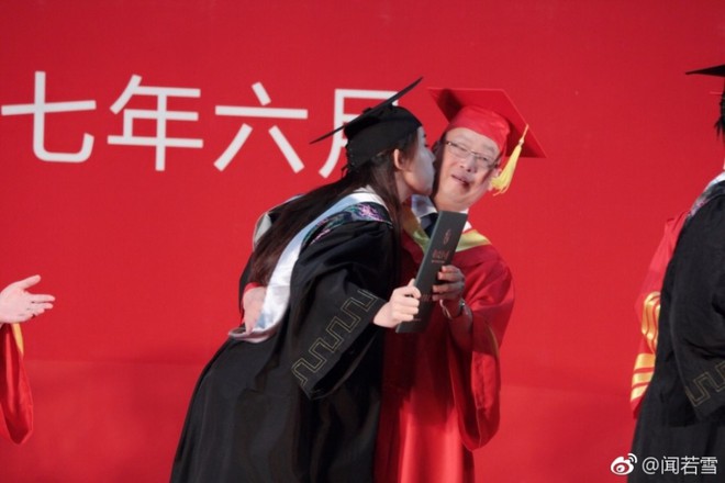 Nhân ngày tốt nghiệp, nữ sinh xinh đẹp thơm trộm thầy Hiệu trưởng trước sự ngỡ ngàng của cả hội trường - Ảnh 7.