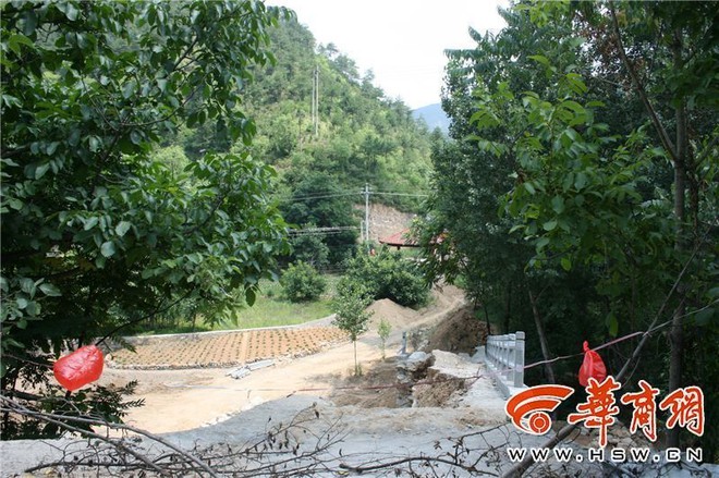 Trung Quốc: Vừa th&aacute;o gi&agrave;n gi&aacute;o được 2 tiếng, c&acirc;y cầu mới x&acirc;y xong sập ngay tức th&igrave; - Ảnh 7.