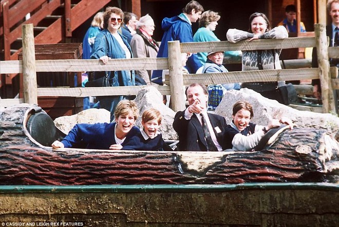 Chùm ảnh: Những khoảnh khắc hạnh phúc và ngọt ngào của Công nương Diana bên các con - Ảnh 10.