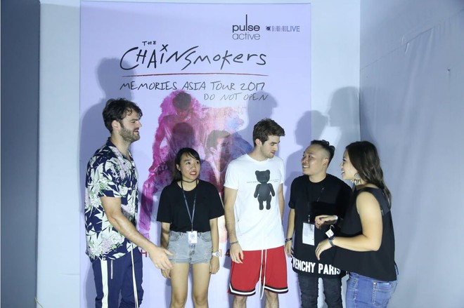L&agrave; si&ecirc;u sao quốc tế, nhưng The Chainsmokers vẫn si&ecirc;u th&acirc;n thiện, &ocirc;m chầm lấy fan Việt trong buổi M&G - Ảnh 6.