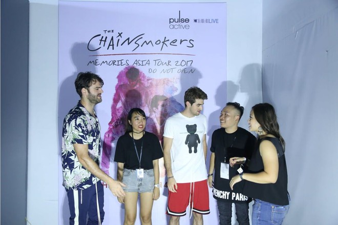 Là siêu sao quốc tế, nhưng The Chainsmokers vẫn siêu thân thiện, ôm chầm lấy fan Việt trong buổi M&G - Ảnh 6.