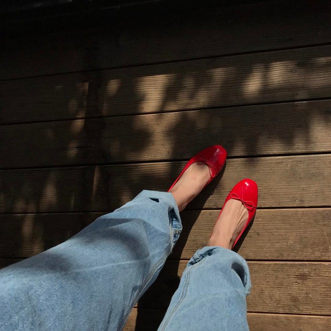 Thu này nếu định sắm thêm giày, bạn nhất định nên chọn giày búp bê màu đỏ vì nó sắp thành hot trend đến nơi rồi! - Ảnh 3.