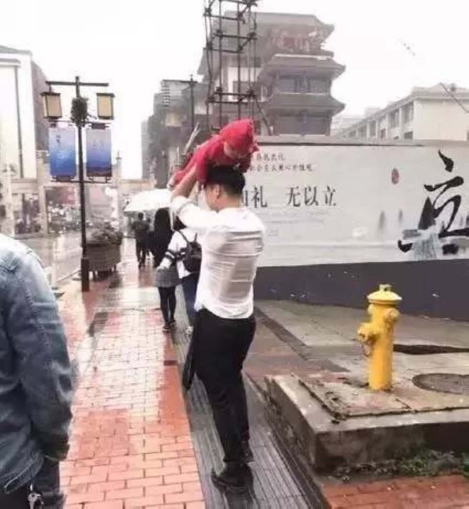 Nỗi hậm hực của 21 em b&eacute; được bố mẹ nhặt ở b&atilde;i r&aacute;c về nu&ocirc;i - Ảnh 39.