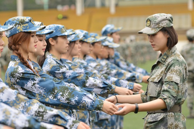 Đi tập quân sự mà vẫn xinh đẹp không tì vết, chỉ có thể là nữ sinh các trường nghệ thuật Trung Quốc - Ảnh 6.