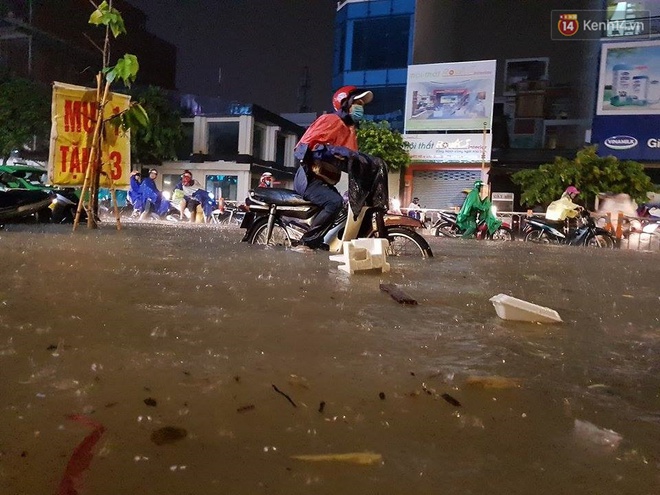 Đường phố Sài Gòn ngập lênh láng sau cơn mưa lớn đêm Trung thu, nhiều phương tiện chết máy giữa biển nước - Ảnh 7.