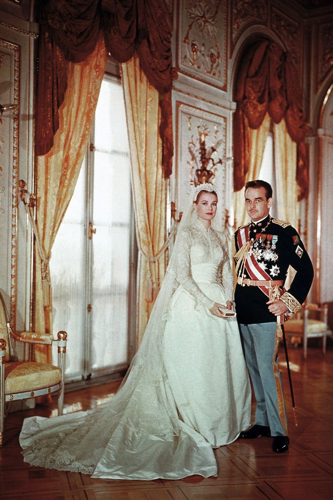 Bạn c&oacute; nhận ra v&aacute;y cưới của Hoa hậu Thu Thảo giống v&aacute;y cưới của C&ocirc;ng nương Grace Kelly đến bất ngờ? - Ảnh 6.