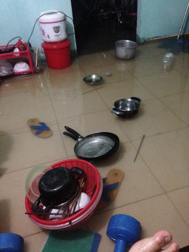 Mưa lớn suốt đ&ecirc;m, TP Vinh ngập s&acirc;u trong biển nước - Ảnh 6.