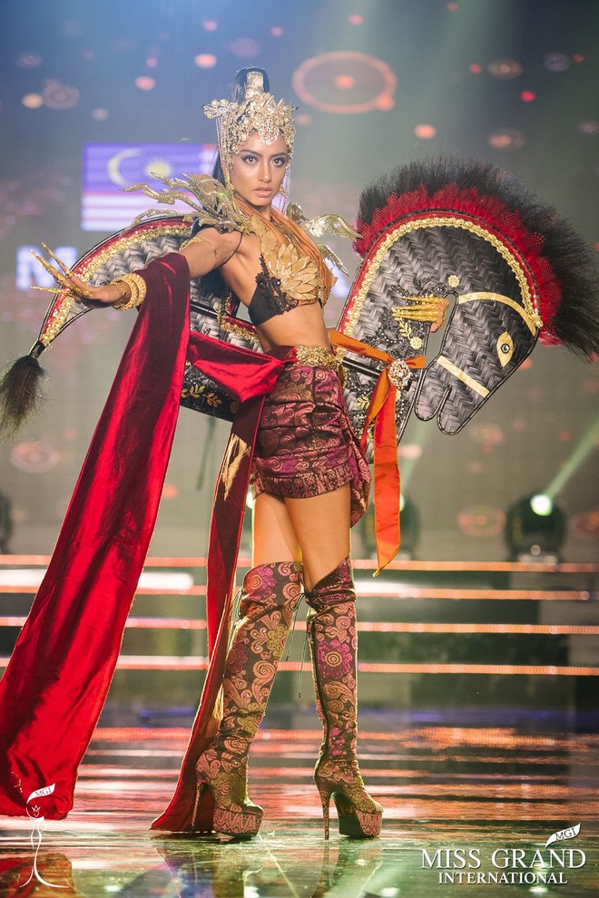 Chuyện hy hữu: BTC "Miss Grand International" công bố nhầm Top 1 bình chọn Trang phục dân tộc giữa Việt Nam và Indonesia - Ảnh 8.