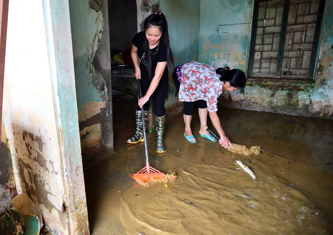 Chùm ảnh: Sau gần 1 tuần sống trong cảnh ngập lụt cô lập, người dân Chương Mỹ bắt tay vào dọn dẹp bùn đất - Ảnh 6.