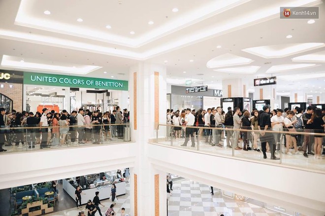Khai trương H&M Hà Nội: Có hơn 2.000 người đổ về, các bạn trẻ vẫn phải xếp hàng dài chờ được vào mua sắm - Ảnh 8.