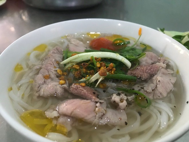 Phở Liến Hội An có gì đặc biệt mà lại thu hút vợ chồng Chân Tử Đan dừng chân ngay cái nhìn đầu tiên - Ảnh 4.