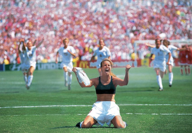 Khoảnh khắc của sự cuồng si đã trở thành biểu tượng của World Cup nữ 1999 - Ảnh 3.