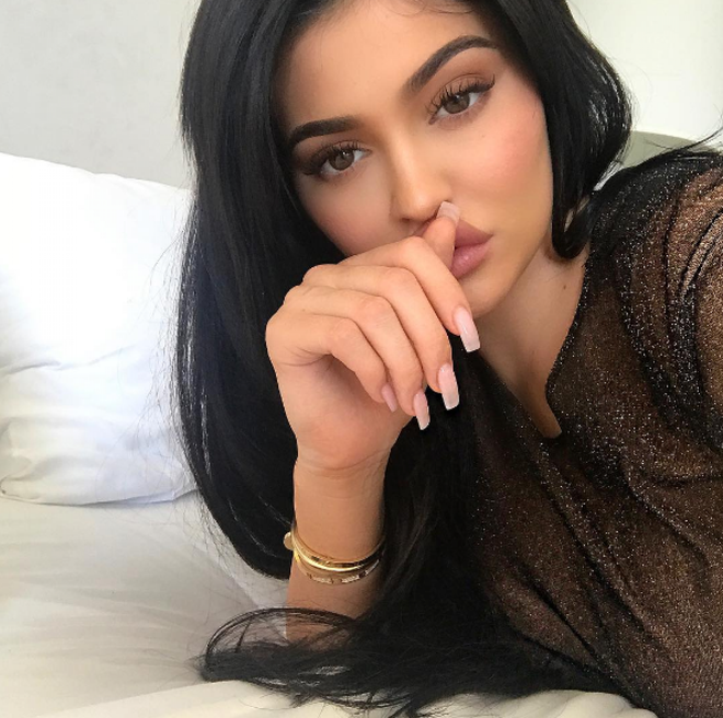 44 bức ảnh siêu đẹp và gợi cảm của nữ hoàng selfie Kylie Jenner trong năm 2017 - Ảnh 34.