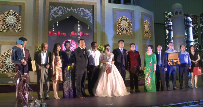 Siêu đám cưới tại Bắc Ninh: Kéo dài 15 ngày, 2 xe Rolls-Royce rước dâu, pháo hoa bắn rợp trời - Ảnh 11.