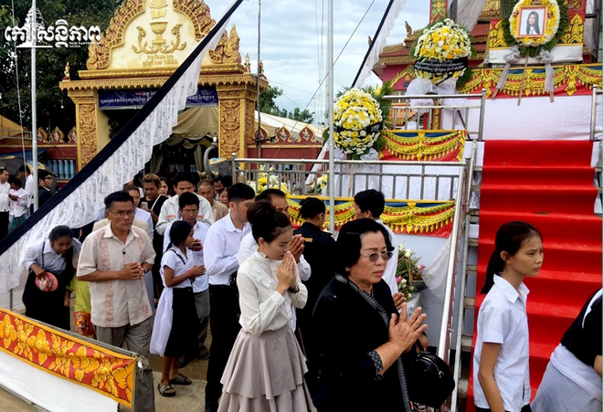 Đám tang Á quân The Voice Campuchia bị chồng bắn chết: Hai con thơ dại và bạn trai tin đồn đến đưa tiễn - Ảnh 3.