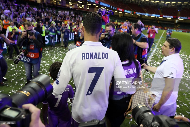 Ronaldo tặng huy chương vô địch cho bạn gái Georgina - Ảnh 6.