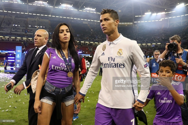 Ronaldo tặng huy chương vô địch cho bạn gái Georgina - Ảnh 4.