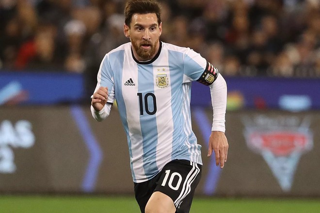 Messi hứa đi bộ 69 km nếu vô địch World Cup 2018 - Ảnh 1.