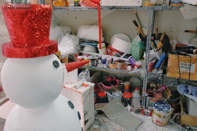 Nhiều người d&acirc;n thủ đ&ocirc; kiếm bạc triệu m&ugrave;a Noel nhờ nghề nặn người tuyết - Ảnh 5.