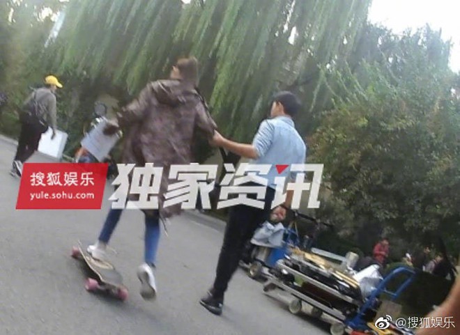 Tình cảm như bạn trai Đường Yên: Nàng đòi trượt ván, chàng nắm chặt tay đi bộ bên cạnh - Ảnh 4.