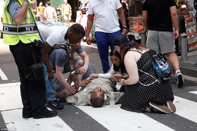 Nạn nhân nằm la liệt sau vụ xe điên lao vào đám đông ở Quảng trường Thời Đại - Ảnh 9.