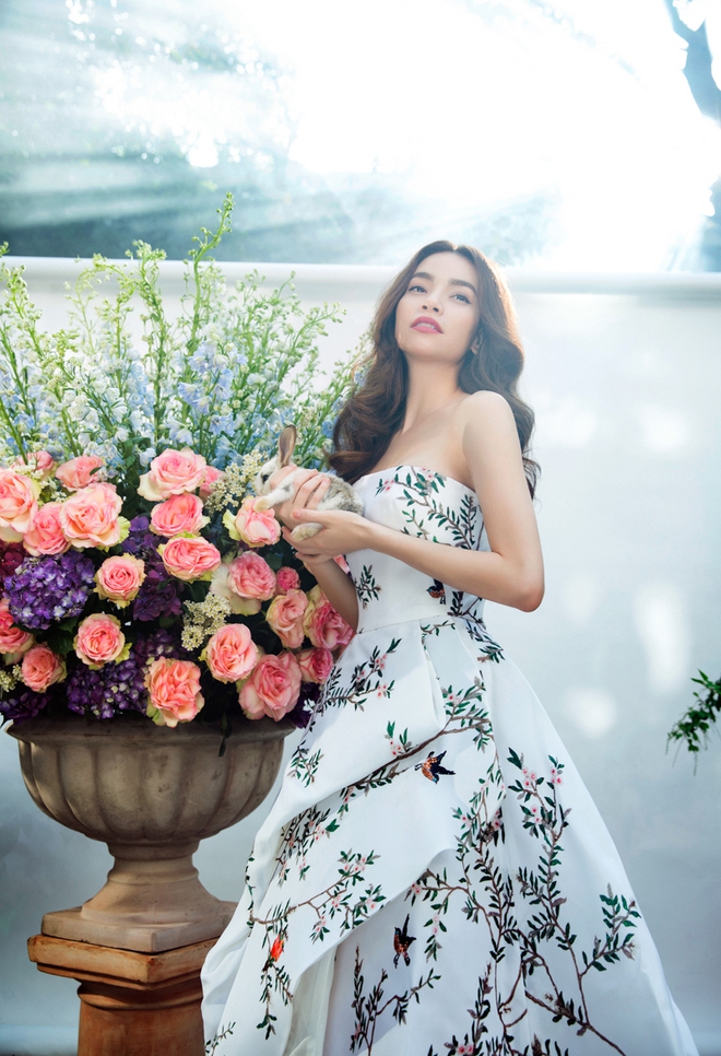 Hồ Ngọc H&agrave; khoe vai trần quyến rũ đến kh&oacute; cưỡng giữa thi&ecirc;n nhi&ecirc;n mờ ảo - Ảnh 3.
