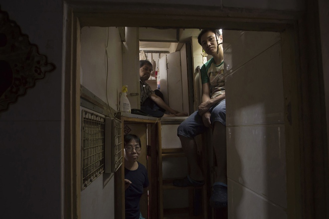 Đằng sau sự hoa lệ của Hồng Kông là số phận lay lắt của những người nghèo trong căn phòng chỉ rộng 1,6m2 - Ảnh 9.