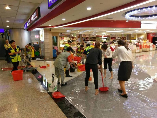 Người dân Đài Loan chật vật đối mặt với ngập úng khắp nơi bởi trận mưa lớn kỷ lục trong 17 năm qua - Ảnh 13.