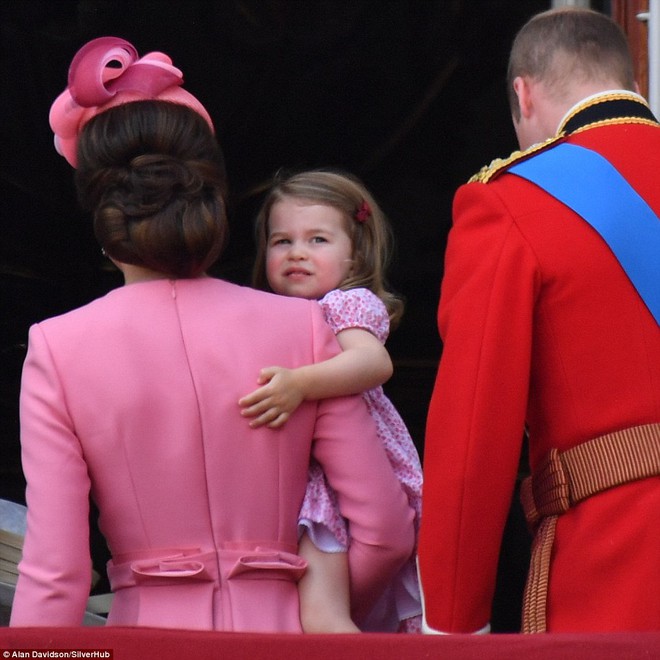 Anh em Hoàng tử nhí tinh nghịch trong lễ mừng sinh nhật thứ 91 của Nữ hoàng Anh - Ảnh 2.