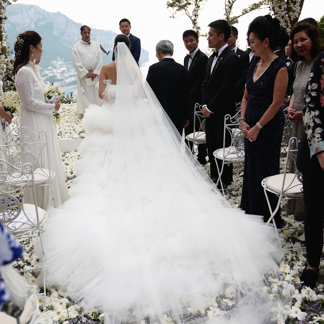 Váy cưới bồng bềnh như mây trắng của fashionista Hong Kong khiến bạn phải thốt lên: Liệu đây có phải mơ? - Ảnh 7.