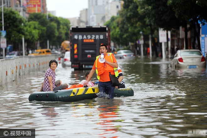 Chùm ảnh: Người dân Trung Quốc hoảng loạn chống chọi với siêu bão mạnh nhất trong năm - Ảnh 6.