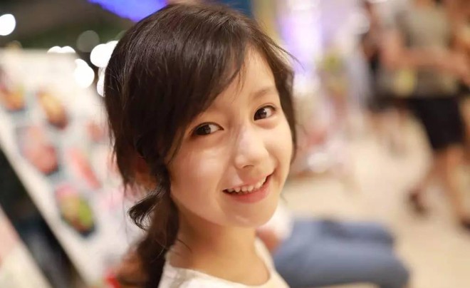 Xinh đẹp hết phần người khác, bé gái 8 tuổi với gương mặt hao hao Angelababy đốn tim hàng loạt cư dân mạng - Ảnh 1.