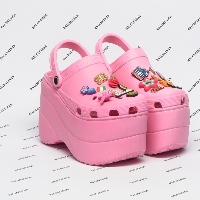 Balenciaga kết hợp với Crocs cho ra mắt mẫu dép đi mưa khó tả nhất mùa Paris Fashion Week năm nay  - Ảnh 8.