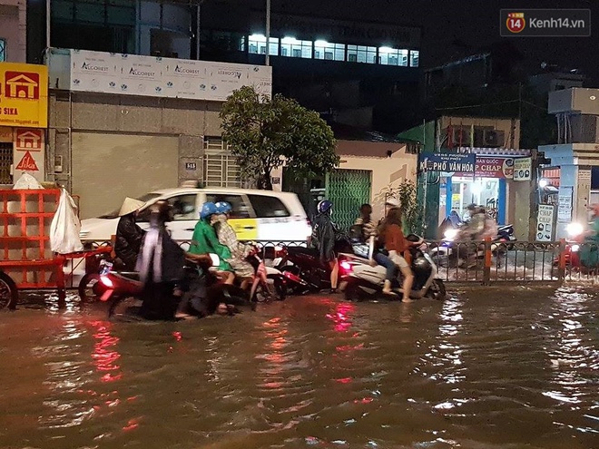 Đường phố Sài Gòn ngập lênh láng sau cơn mưa lớn đêm Trung thu, nhiều phương tiện chết máy giữa biển nước - Ảnh 8.