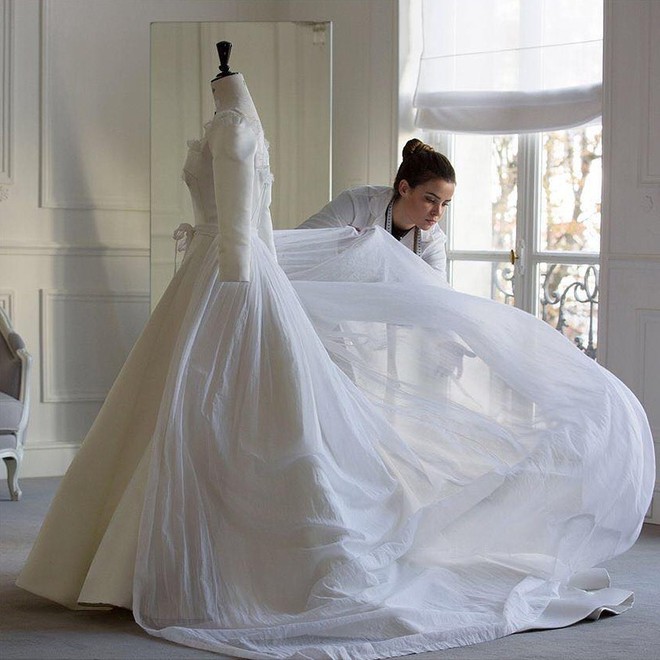 Nhà mốt Dior hé lộ những bức hình hiếm có về quá trình tạo nên chiếc váy cưới độc nhất vô nhị cho Song Hye Kyo - Ảnh 8.