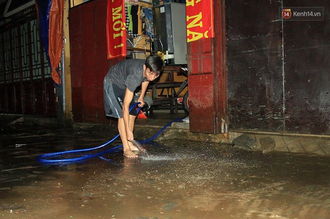 Người d&acirc;n Hội An trắng đ&ecirc;m lau dọn h&agrave;ng h&oacute;a, nh&agrave; cửa khi nước lũ vừa r&uacute;t - Ảnh 8.