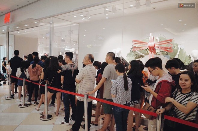 Sau ngày khai trương, store H&M Hà Nội bớt đông đúc nhưng khách vẫn xếp hàng dài chờ vào mua sắm - Ảnh 7.