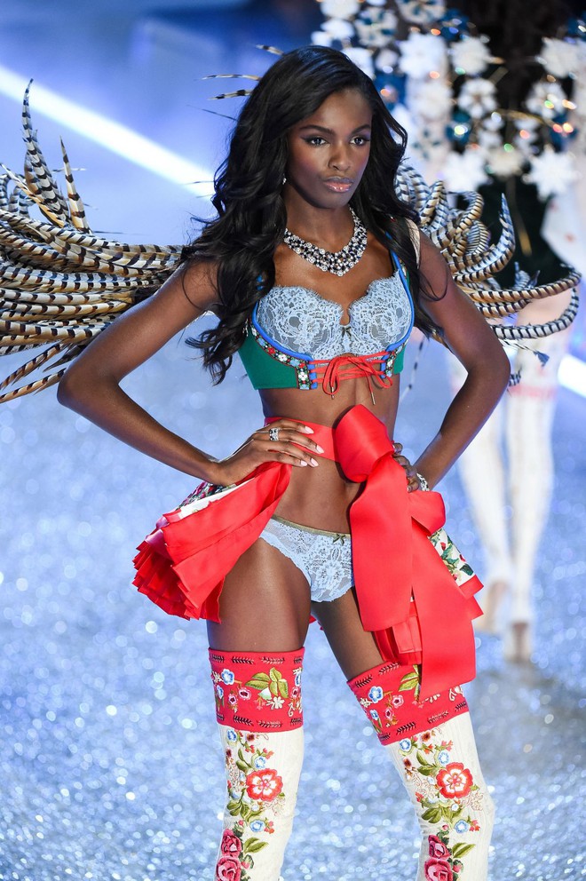 Ch&acirc;n d&agrave;i Victorias Secret diện đầm của NTK L&ecirc; Thanh H&ograve;a l&ecirc;n thảm hồng danh tiếng - Ảnh 7.