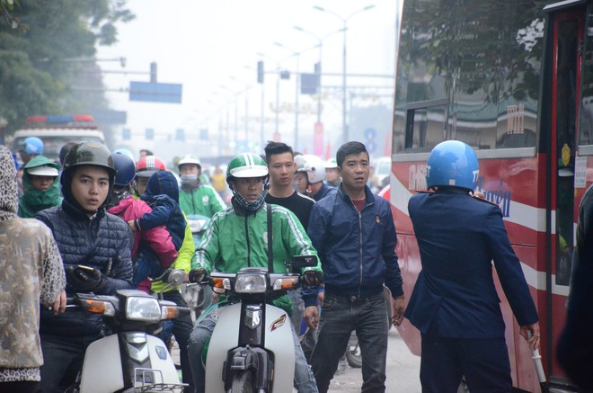 Đường phố Sài Gòn và Hà Nội đông đúc sau ngày làm việc cuối cùng trong năm 2017 - Ảnh 36.