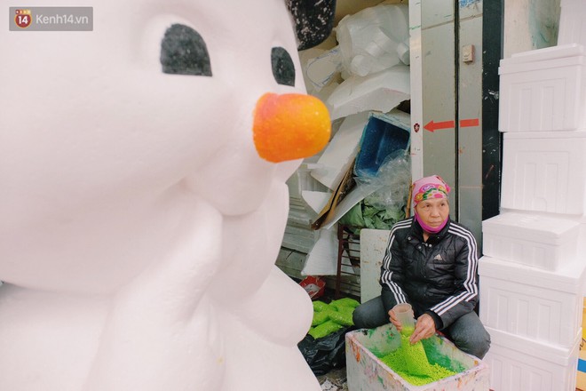 Nhiều người d&acirc;n thủ đ&ocirc; kiếm bạc triệu m&ugrave;a Noel nhờ nghề nặn người tuyết - Ảnh 8.