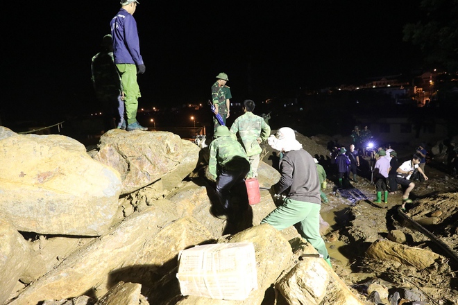 Trắng đêm xẻ đá, xới tung bùn đất tìm kiếm người mất tích sau trận lũ lịch sử ở Yên Bái - Ảnh 6.